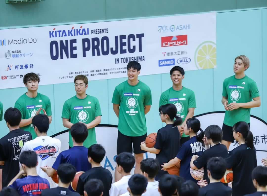 taichi0244's tweet image. #ta1diary【vol.1088】

今日は子供達とのバスケクリニック⛹️‍♂️🏀
熱心に取り組んでくれて喜んでもらえて何より🙆‍♂️
さあ明日はいよいよ最終日、大イベントのエキシビジョンマッチ！
楽しむぞ〜👍

#ONEPROJECT
#喜多機械産業産業株式会社
#とくしまイル

#中村太地　#ta1 
#Bリーグ　#シーホース三河