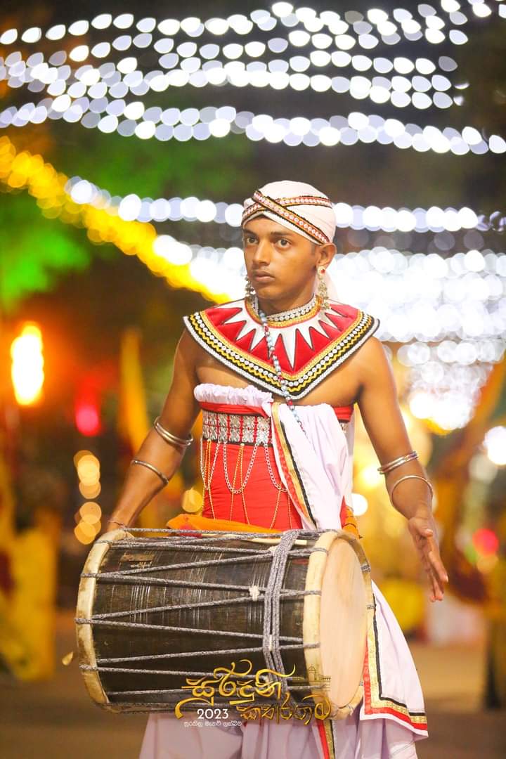 SriDalada2's tweet photo. The fifth wedding procession of the year 2023 at the historical Ruhunu Kataragama Maha Dewalaya, which is held continuously until the sun and the moon lasts, will be toured on the streets today, June 23, 2023 if.
#RMKD #Kataragama #EsalaMangallaya2023 https://t.co/fdiFrMpt95