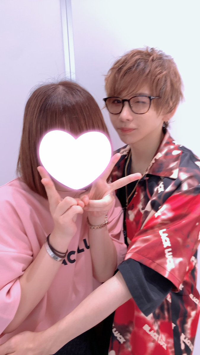 ariyama_59415_'s tweet photo. 結構喋れたし何よりもあーちゃんとあやちゃんのおかげで翔くんに接客して貰えたので感謝😭追加で買って良かった！
翔くん今日はお疲れ様でした！！そしてありがとう✨
@takeyakii 
 #タケヤキ翔
  #BLACKLUCK https://t.co/j6ttztYeG5