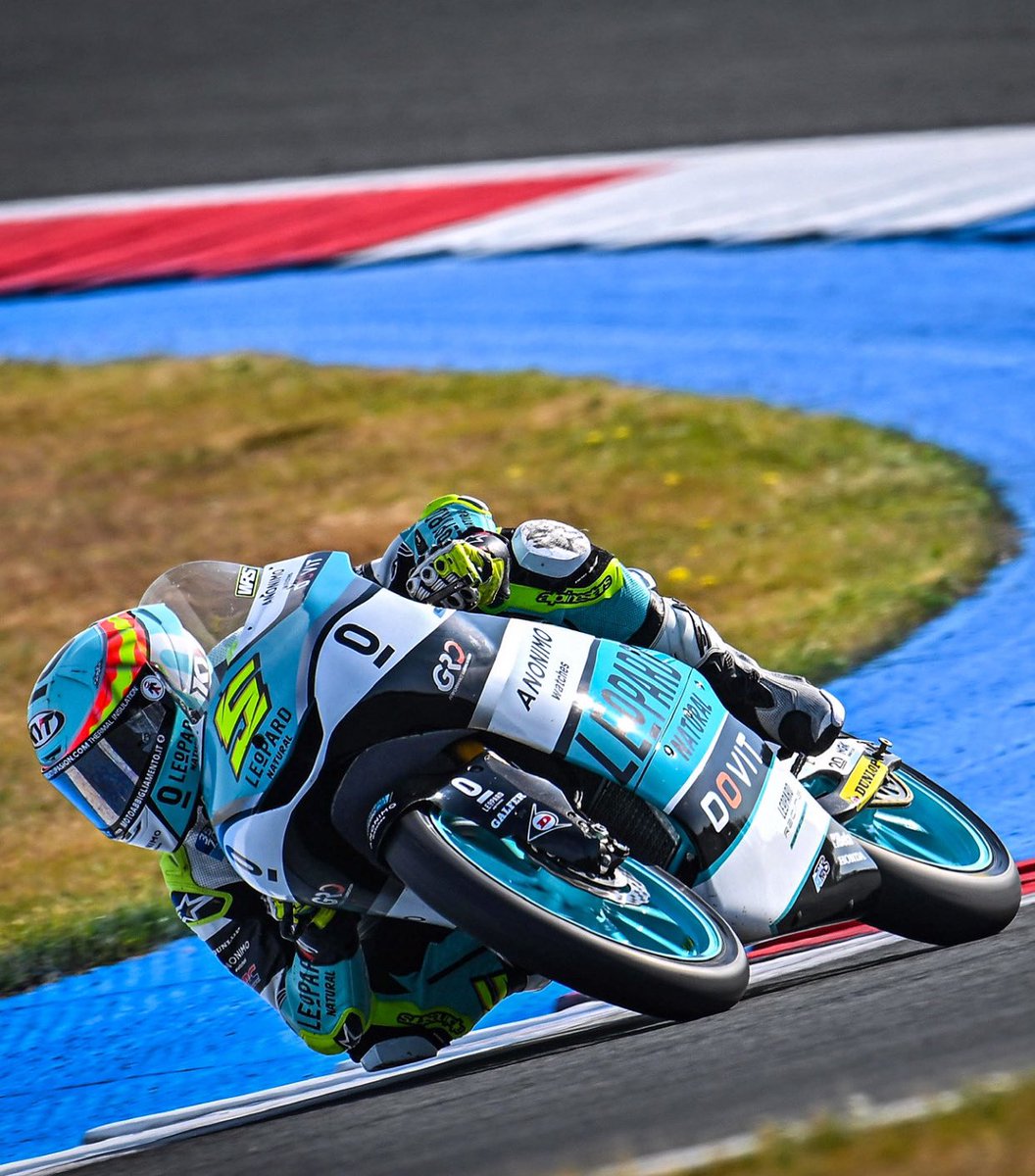 fanclubJMV5's tweet image. #Practice3 - P3! Arrancó el sábado de Poles en el @ttcircuitassen #DutchGP 🇳🇱!
¡Listos para luchar!👊🏼
@jaume_masia @le0pardracing
-

#JaumeMasia5 #JaumeMasia #JM5 #JMV5 #Masia5 #Ma5ia #FanclubJMV5 #Motor #motorcycle #Racing #motorsport #leopard #leopardRacing #Bele0pard #Moto3