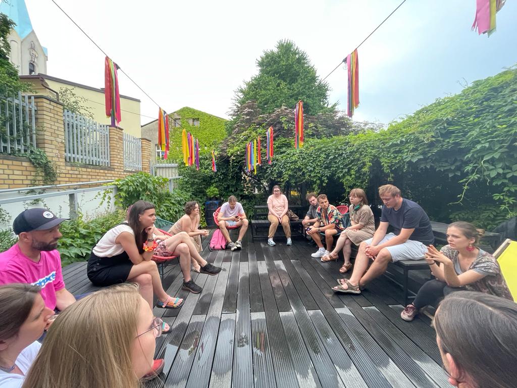 CenterUw's tweet image. Students of @pobvidubuw #SocialResearchMethods specialization studying reactions to Holocaust reminders in Oświęcim, under guidance of @dbulska, @MIKK_WINIEWSKI, @joannamgm, and @Michal_Bilewicz. A program in cooperation with @oshpitzin.