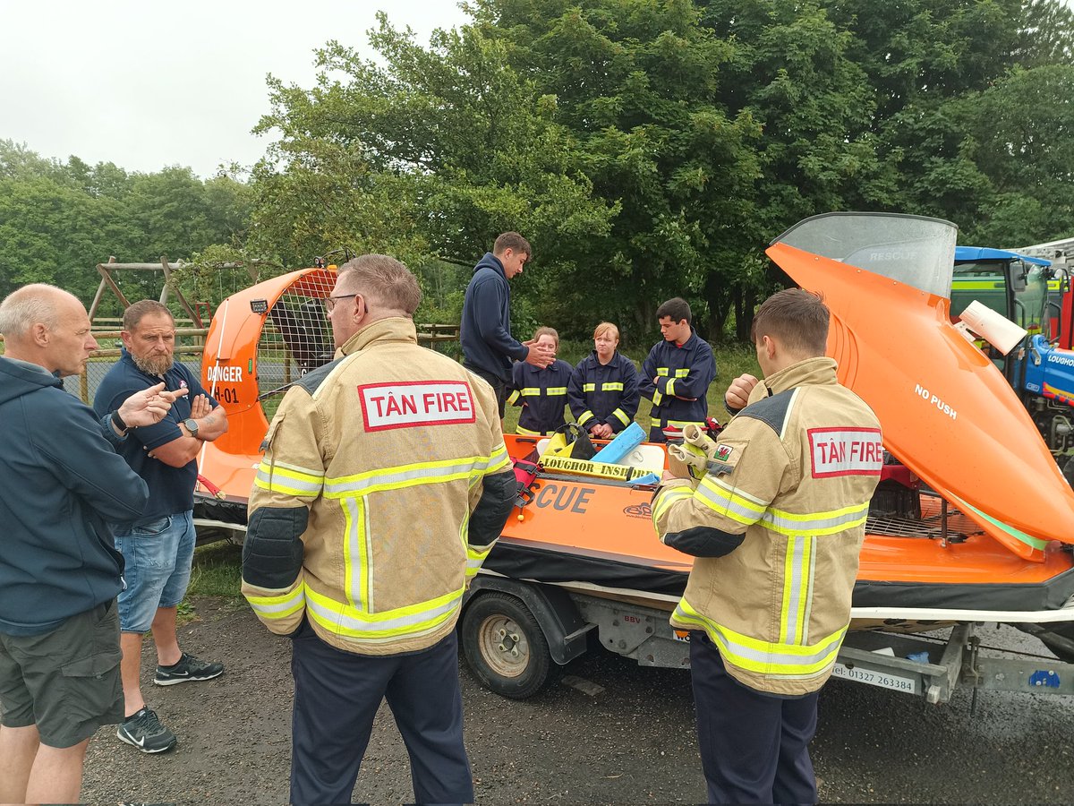 As part of @RLSSUK #DrowningPreventionWeek our crew and Fire cadets are working with our @loughorlifeboat colleagues to share water safety advice at Loughor Foreshore 
@mawwfire 
@NptSafety 
@Fire_Cadets