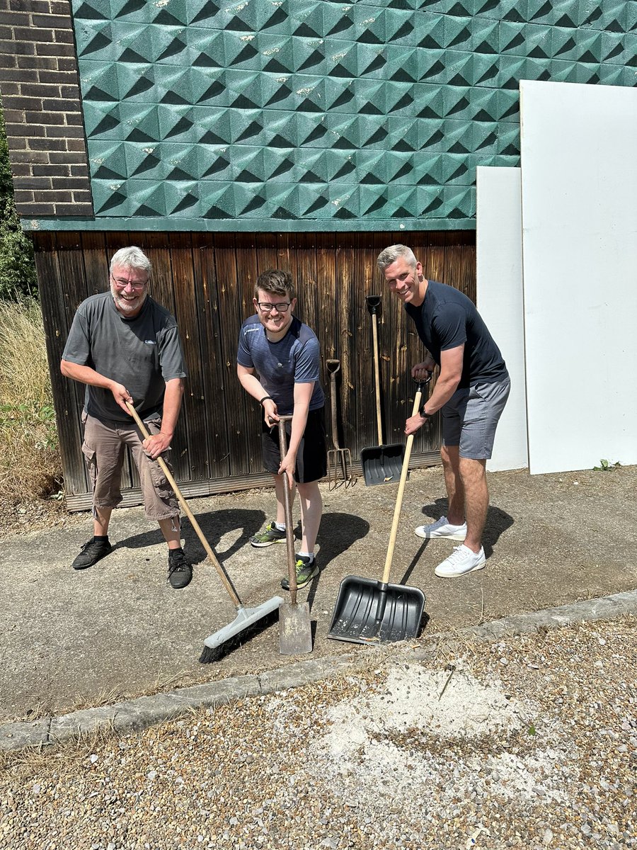 The Gaffer is hard at work with the volunteers at today’s clean up day! 💪