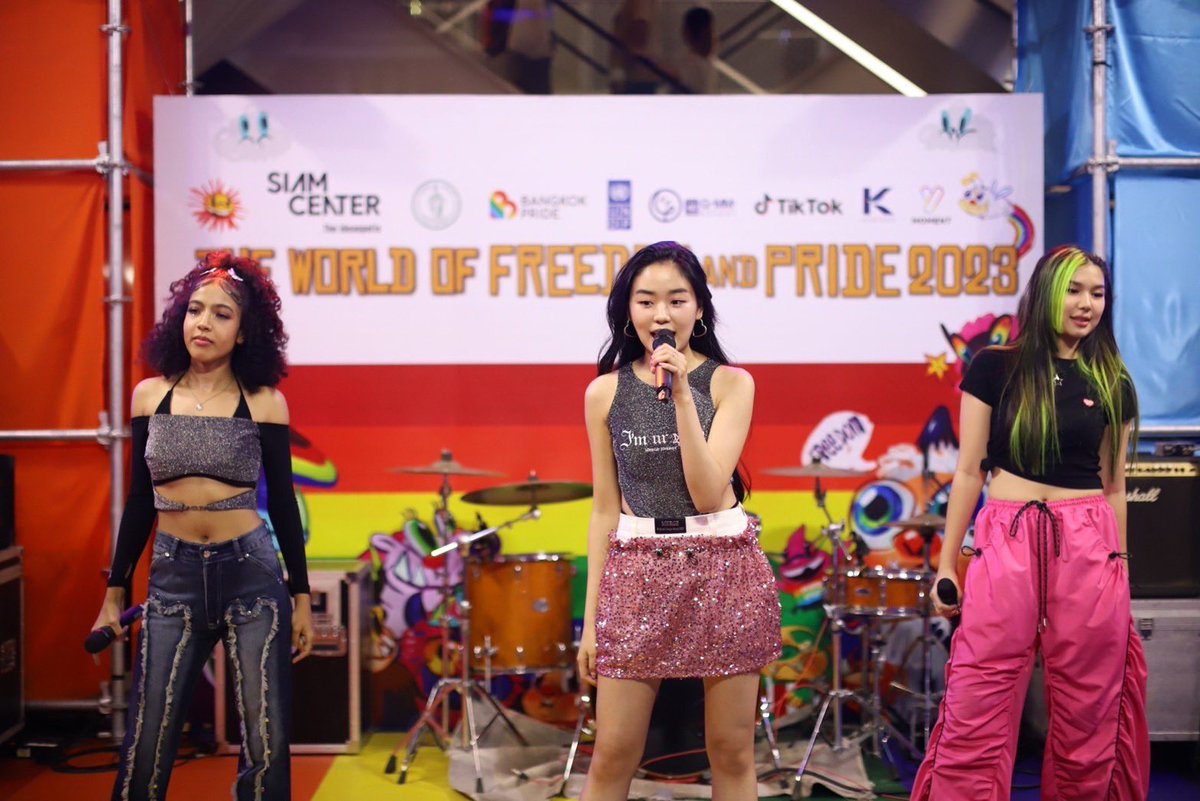 siam_center's tweet photo. #SiamCenterPRIDE กับศิลปินสาว MXFRUIT ในงาน Siam Center The World of Freedom and Pride 2023
Be Inspired ตลอดเดือน คลิก https://t.co/3NuKus7Nt8
#SiamCenter #TheIdeaopolis #TheWorldofFreedomandPride #PrideMonth2023
#BeTheFirst #BeInspired #SiamCenterxMXFRUIT https://t.co/fqYlOOIvXQ