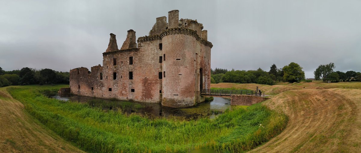 A great walk at Caerlaverock, lovely to meet Valarie and team @welovehistory and coffee with @FreelanceRanger while @TheStovies set up to storm the castle 😳 #scotlandstartshere