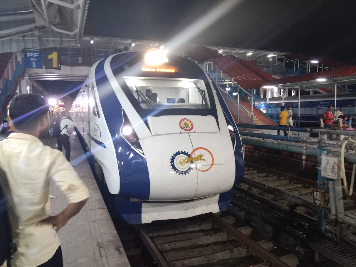 Ashim4Das's tweet photo. Vande bharat a great initiative by our Hon'ble PM and BJP of New India connecting East and North East. Stationed at NJP
@narendramodi @BJP4India @BJPMinMorcha @BJP4Nagaland  @VandeBharatExp 
Thank you PM Modi and BJP https://t.co/fnFEfR3fJT