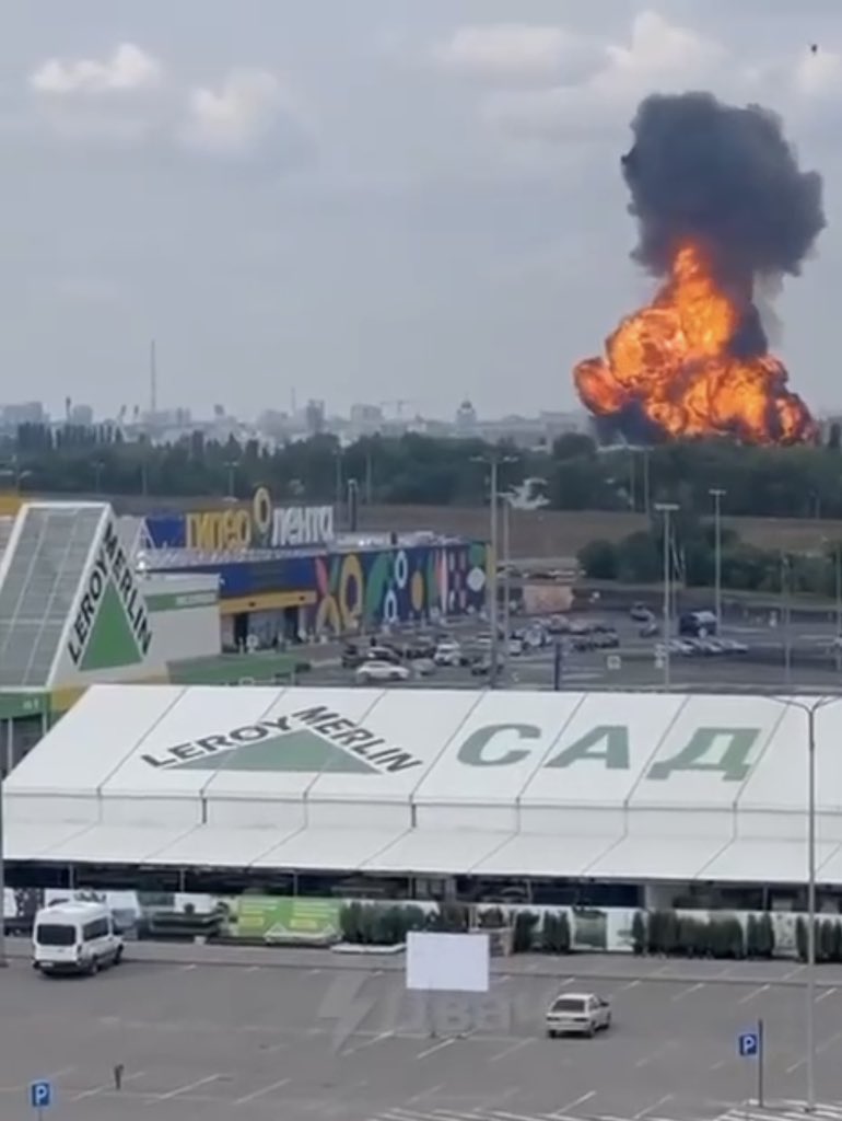 Z tego filmu z Woroneża (wybuch magazynów paliwa) zwracam uwagę na logo i sklep Leroy Merlin, który odmówił wycofania się z rosji i dalej tam działają, płacą podatki itd.

Pomyślałem, że warto o tym przypomnieć :-)