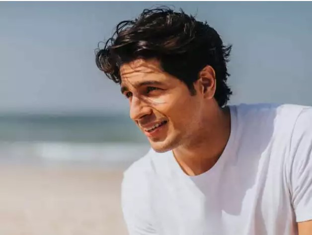 #SidharthMalhotra soaks up the sun and sea on a beach walk in the recent clip. #Neymar #Crypto #RubiNav #MahimaChaudhry