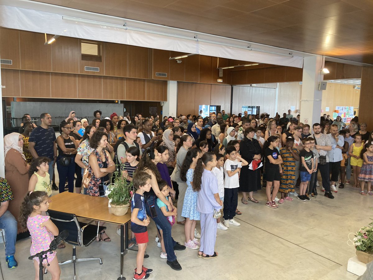 Ce matin, remise d une calculatrice et d un dictionnaire d anglais aux élèves de Cm2, futurs élèves de 6e de la ville d Orly.
Merci Madame Souid maire d Orly merci aux directeurs directrices enseignantes et enseignants élèves et familles pour leur présence