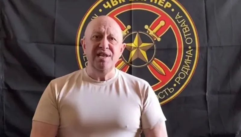 “Even if Wagner is defeated quickly, which I would not take for granted, then this is still a big shock to the regime and it will have been weakened.” Excellent @lawdavf essay on the #Prigozhin mutiny. samf.substack.com/p/prigozhins-m…