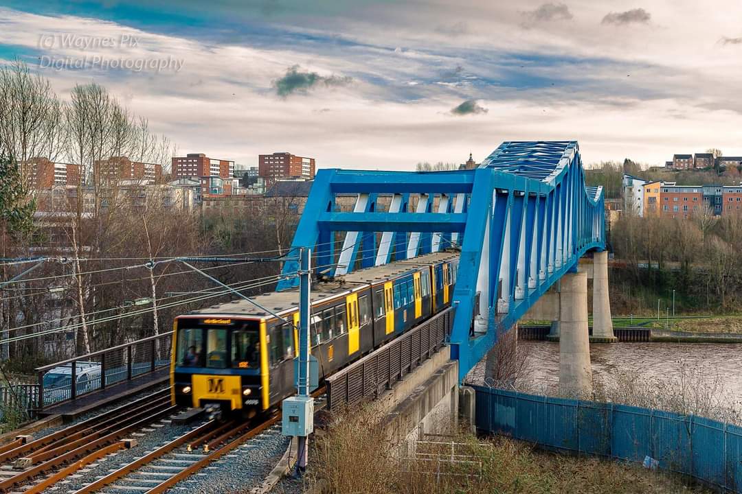 A @My_Metro train trundling over the QE2 bridge 

#metro #bridge #rivertyne #tyneandwear #newcastle #gateshead