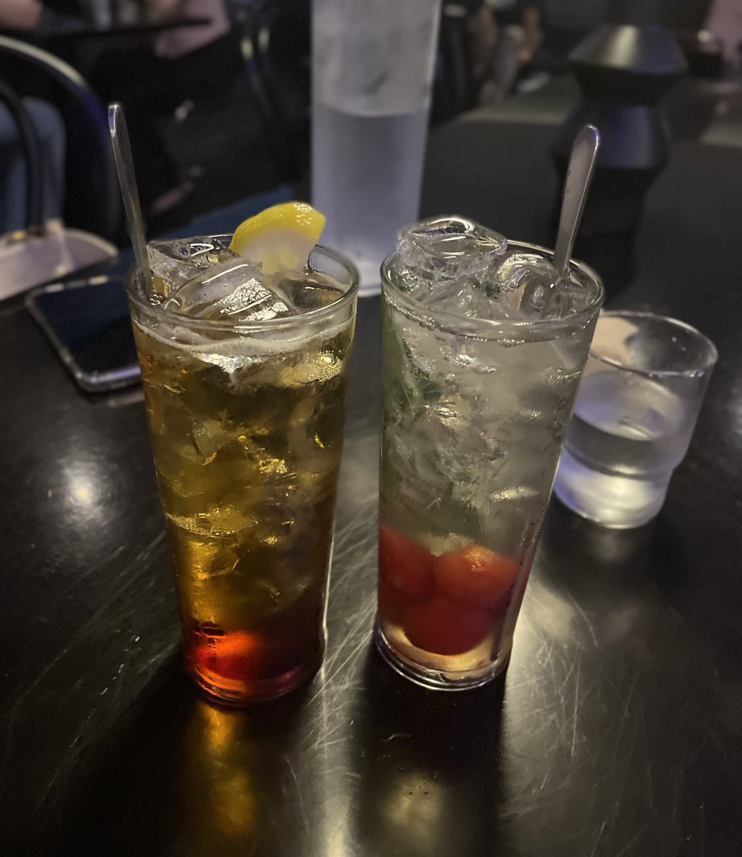 혜화 술비

한동안 밥집 계정에 들어오질 못했는데 (대학원생의 삶이란) 고새 술집이 새로 하나 생겼다! 층고가 높은 게 매장의 장점이고 술 종류가 굉장히 다양하고 하이볼은 완전 음료수.. 청어알 냉파스타도 그럭저럭 괜찮았는데 참나물 항정살이 야채가 많아 좋았다
테이블 당 주류 필수이니 참고!