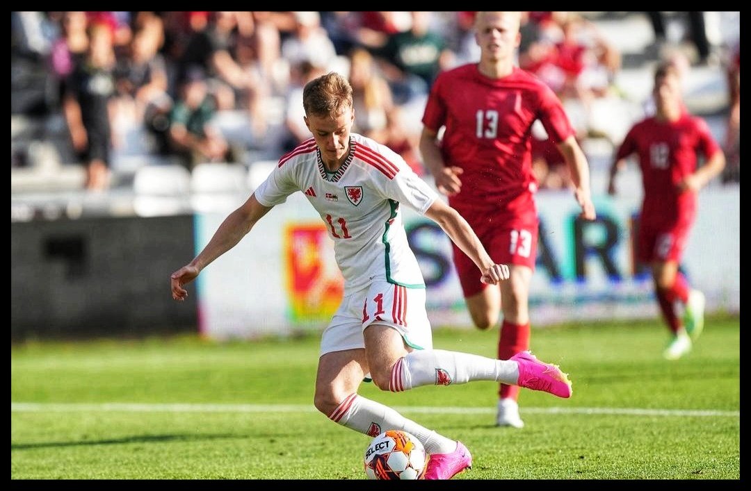 Welshwonderkids's tweet photo. Player Profile - Pat Jones 
Born in 2003
Club - Huddersfield Town 
Position  - Winger 
U21 Wales International 🏴󠁧󠁢󠁷󠁬󠁳󠁿 https://t.co/eK9iqfJ7pH