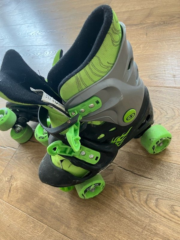 OFFER: Adjustable roller skates, size 1-4 (Berkhamsted, HP4) ilovefreegle.org/message/100342…
