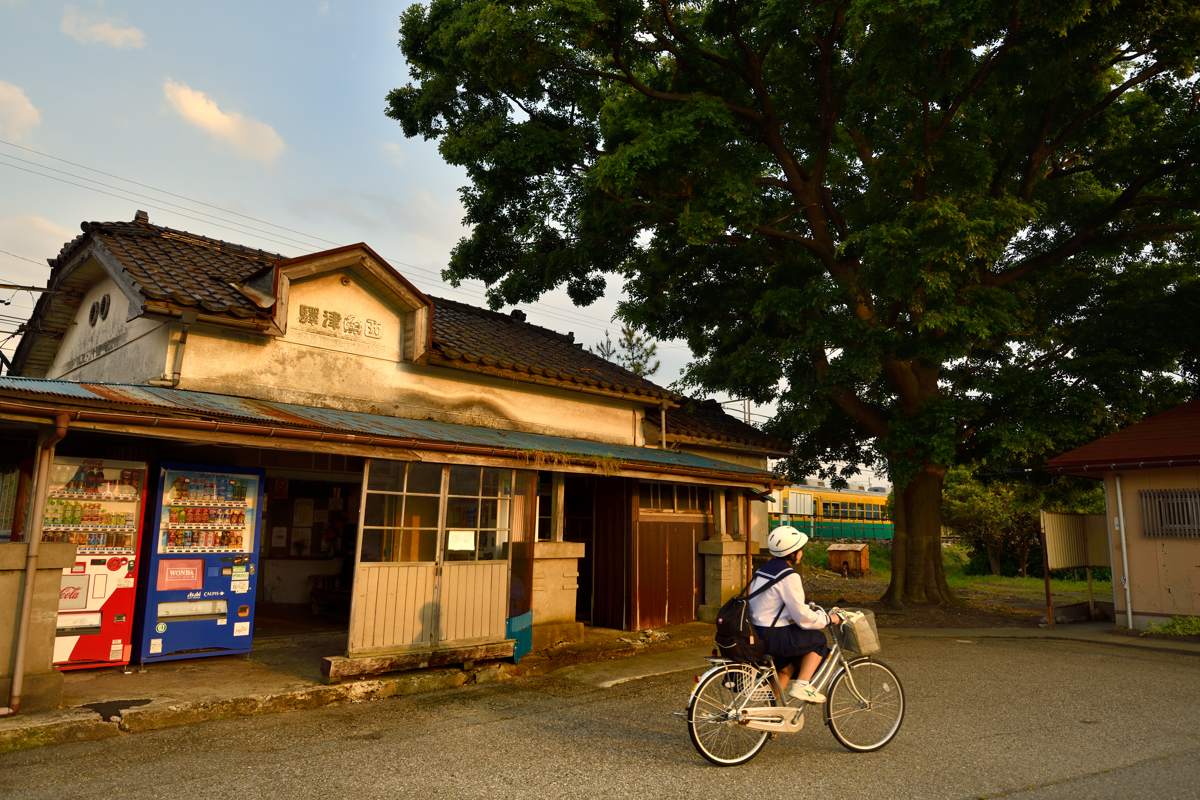 駅前に黄昏がやって来る。

富山地方鉄道本線   西魚津　 2022年