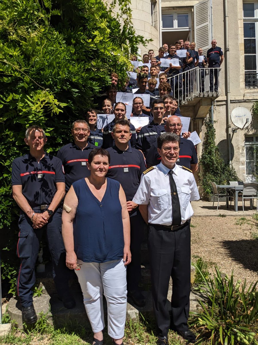 #JNSP2023 Moment fort ce matin pour notre jeune génération de sapeurs-pompiers. Ces 39 #JSP qui ont reçu des mains du <a href="/Prefet18/">Préfet du Cher</a> et de la première VP du CASDIS leur diplôme du brevet de JSP. Moment de grande solennité le jour de la journée nationale des sapeurs-pompiers de France