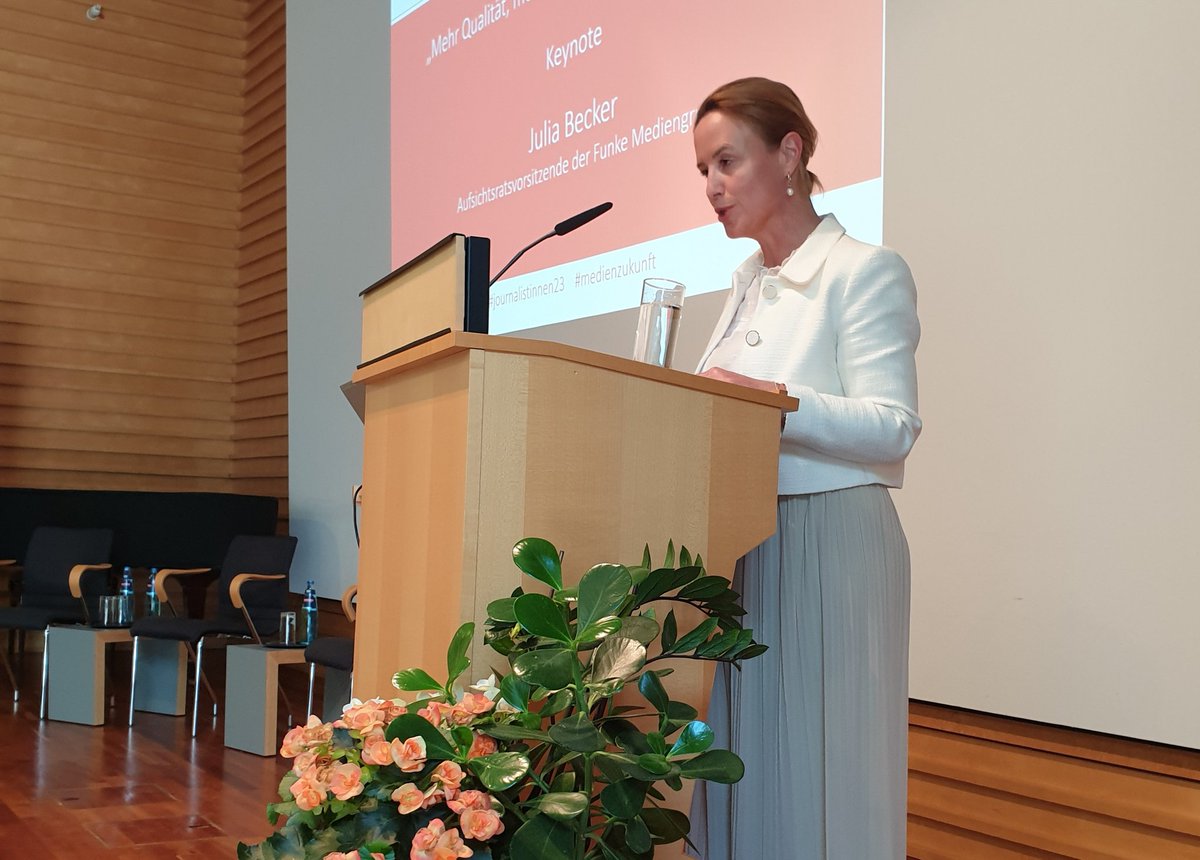 Julia Becker @FUNKEMEDIEN: Frauen machen keinen besseren, aber anderen Journalismus als Männer. Bringen eigene Lebenserfahrung ein, zB #Rammstein: Frauen berichten über Opfer, Männer referieren die Recherche. Frauen wissen, wie Machtmissbrauch funktioniert 
#journalistinnen23