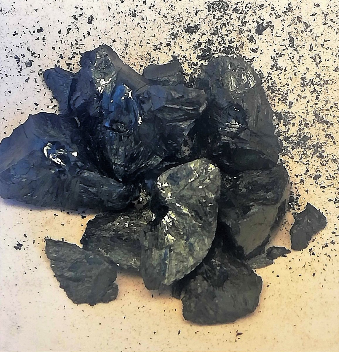 thiele_labs's tweet photo. It's a salt - guess the elements! #SolidSaturday @JungeFeste 🥳 hint: some of it is on the way to @bertoldrasche https://t.co/KH5RPMkH5J
