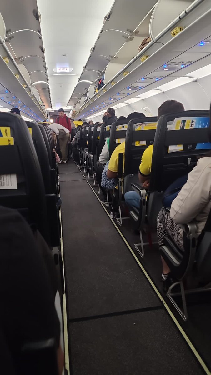 Krischu06's tweet photo. @SpiritAirlines den una solución que pasara con el vuelo nk1140, con destino a Neward, que alcanzó aterrizar de emergencia en Panamá. Porque se empezó a incendiar. https://t.co/Pis504VjF2