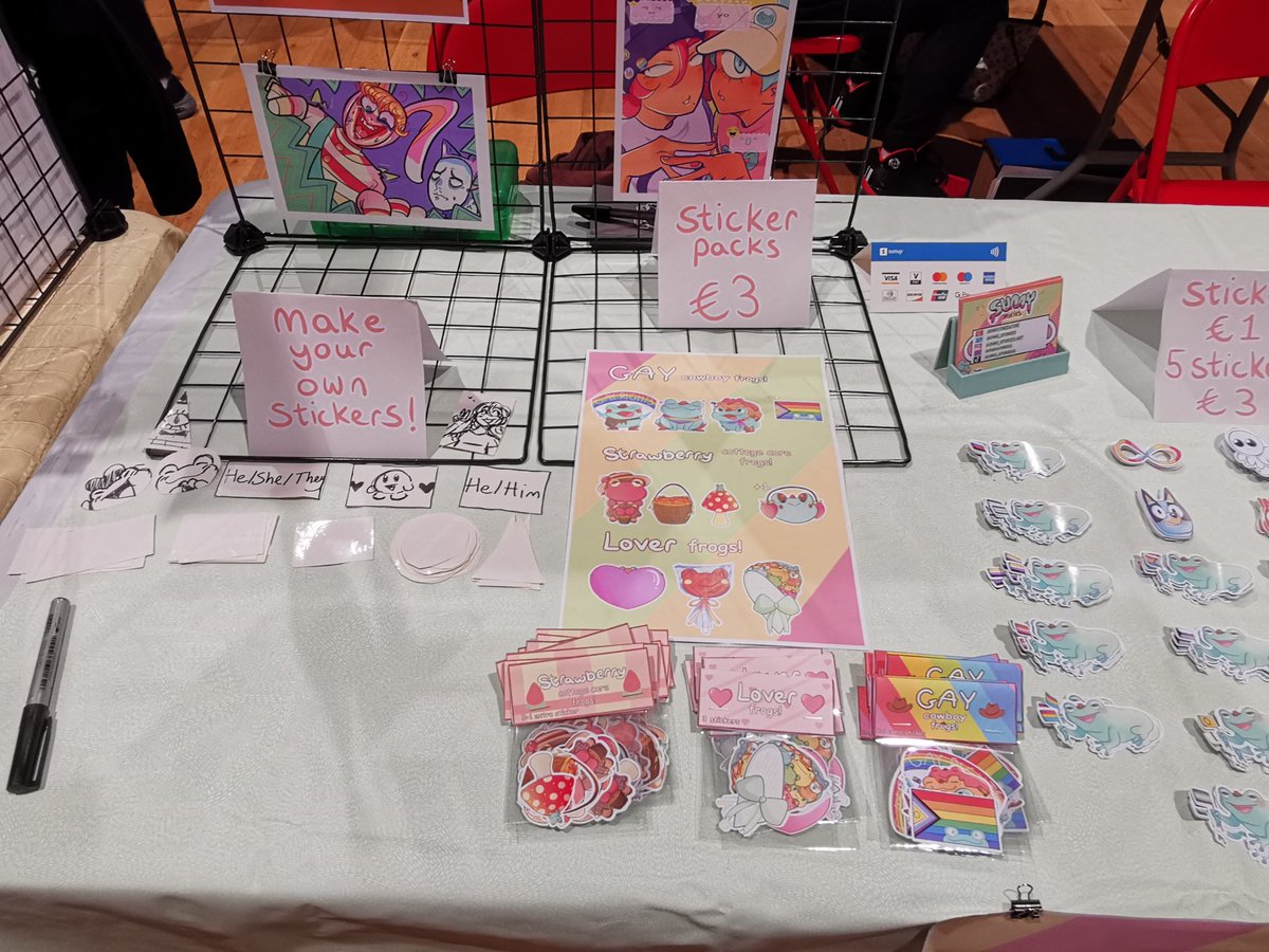 I'm at <a href="/Celtic_Con/">𝕮𝖊𝖑𝖙𝖎𝖈𝕮𝖔𝖓</a> today I'm nervous but don't be afraid to say hello! 🐸🐸 #Convention #ArtistOnTwitter #celticcon