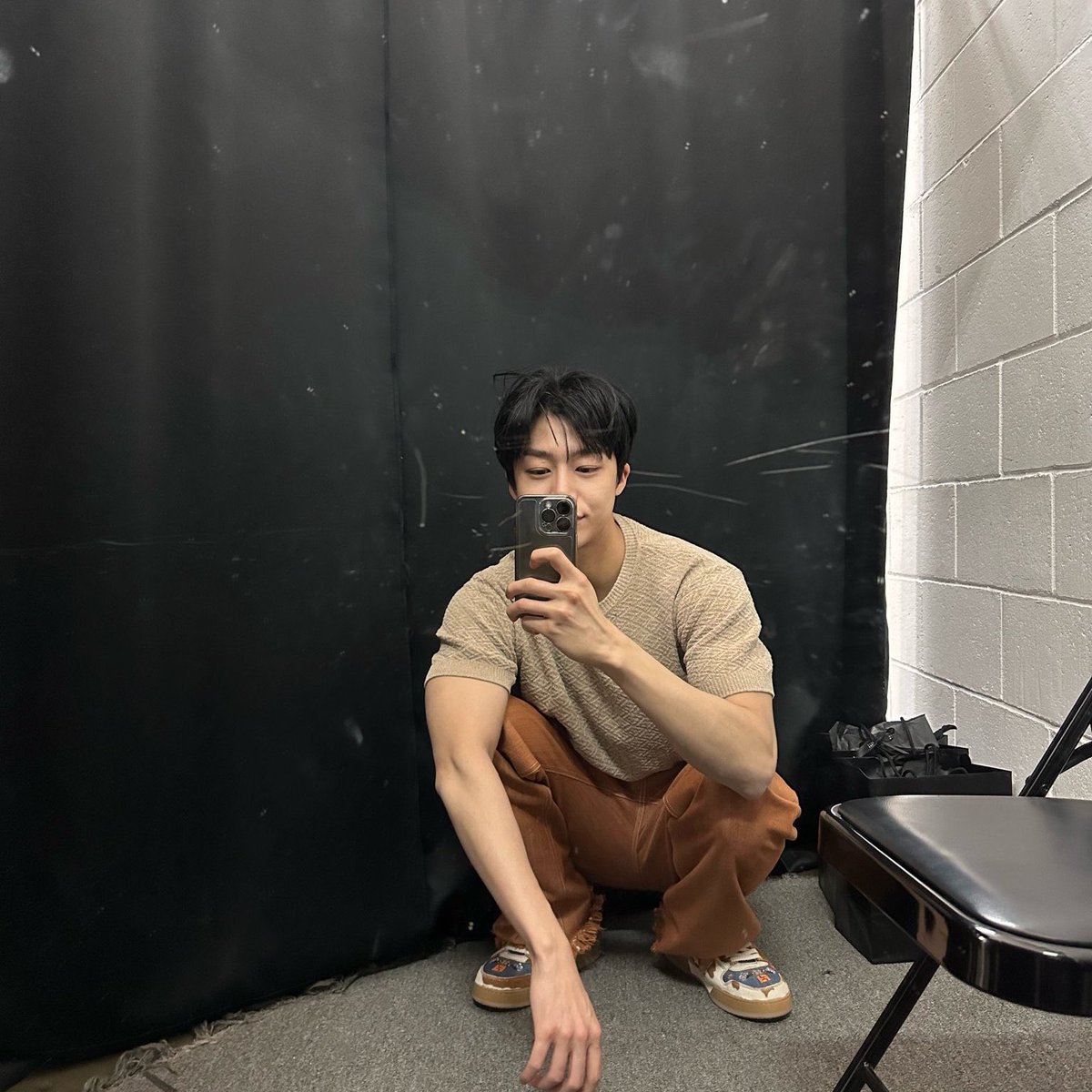 hyungwon mirror selcas. one of the three things i wake up for (other 2 being my paycheck and plants)