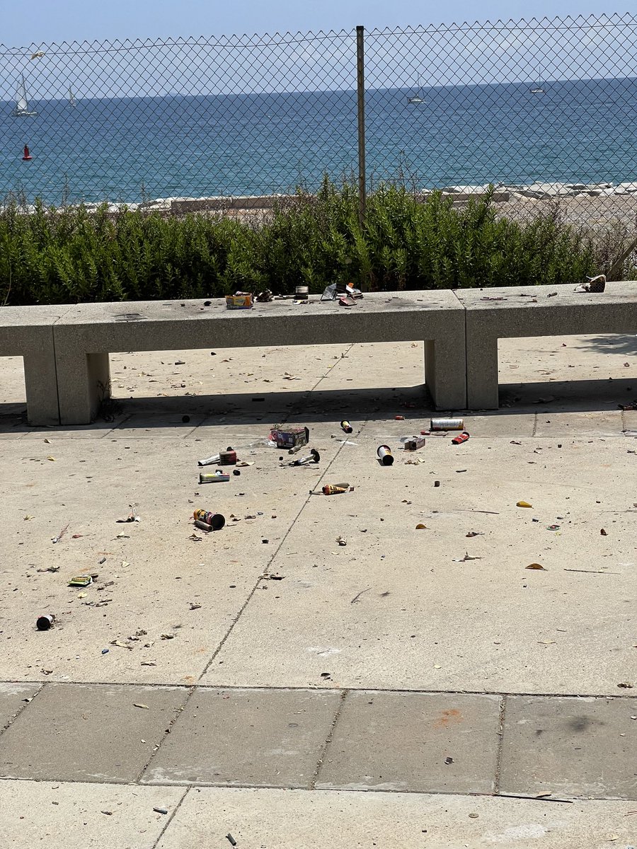 AVV LA MORA PORT BDN (@lamorabdn) on Twitter photo A hores d’ara la Mora segueix de revetlla, per aquí no han passat a netejar!! No es pot ni caminar pel passeig ni es pot anar al parc!
<a href="/BadiaFlori/">Flori Badia</a> <a href="/Albiol_XG/">Xavier García Albiol</a> Si us plau, podeu netejar la Mora després d’una revetlla? Gràcies! A hores d’ara la Mora segueix de revetlla, per aquí no han passat a netejar!! No es pot ni caminar pel passeig ni es pot anar al parc!
<a href="/BadiaFlori/">Flori Badia</a> <a href="/Albiol_XG/">Xavier García Albiol</a> Si us plau, podeu netejar la Mora després d’una revetlla? Gràcies!