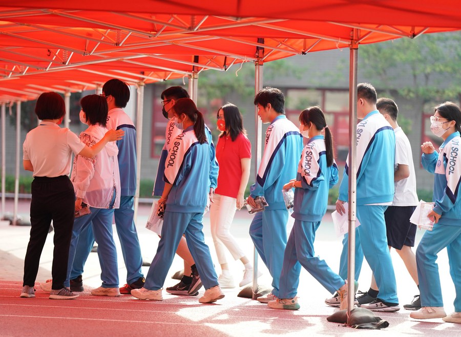 XHNews's tweet photo. Beijing takes action to protect students during scorching heatwave! Education authorities urge local schools to avoid large-scale outdoor activities amid soaring temperatures. Red alert issued as temps reach 37-40 degrees Celsius https://t.co/LzoOjLThVY https://t.co/6c0Tz4Bxyk