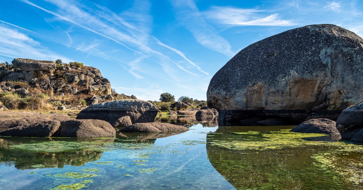 Discover hidden treasures🔍at Malpartida, #Cáceres & experience Los Barruecos Monument’s🪨sublime beauty, surrounded by diverse flora & fauna.🦅Can you spot the shark-shaped rock in the pictures?🦈

👉 bit.ly/43xfsHX

#VisitSpain #SummerInSpain #SpainEcoTourism