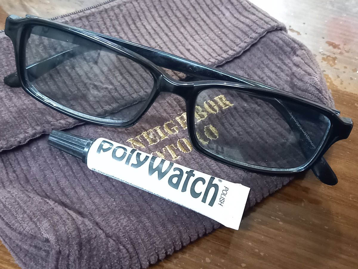 akira_or_show's tweet image. トレッキングの時に帽子に引っ掛けて
汗を拭った時に当たって落として、変に擦ったもんだから傷がついてしまい廃棄を考えていたライトブラウンのサングラス
昔買ったレンズなどのキズ消し剤
 #polywatch
 #polish
仕事柄、修正手直しはお手の物
完璧に直せた✌︎
俺天才ꉂ🤣𐤔
まだあって良かった