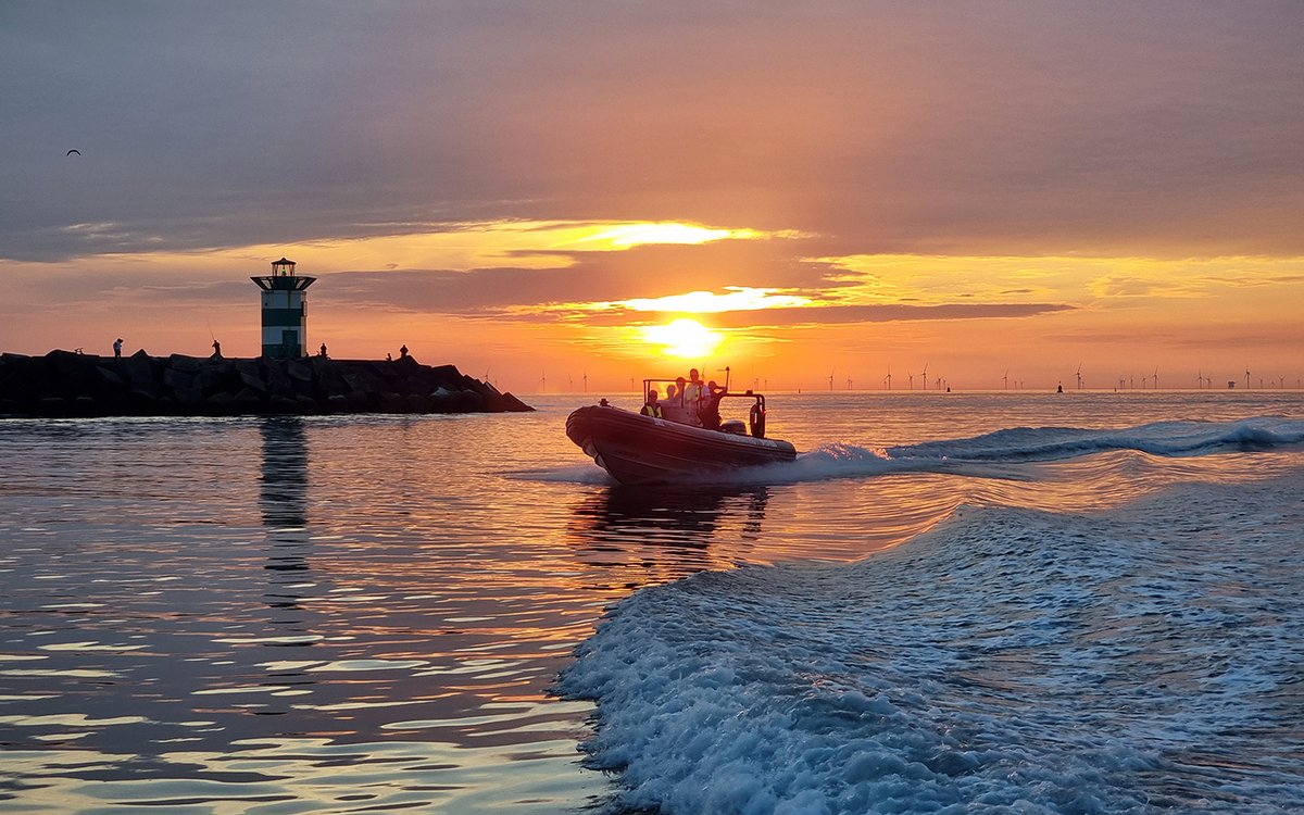 Leuke foto's vanuit Scheveningen afgelopen vrijdagavond. Twee van onze RIB's op de Noordzee. safetyboat.nl