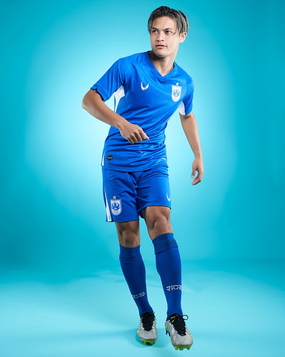 riors_id's tweet photo. Seragam kandang terbaru @psisfcofficial menampilkan desain modern klasik dengan garis-garis halus berupa sketsa arsitektur bangunan Lawang Sewu, yang dipadukan dengan warna biru ikonis PSIS Semarang ✨
#notdonefighting #riors #psis #fightforit #yohisoyoh https://t.co/mJd0BeZyaC