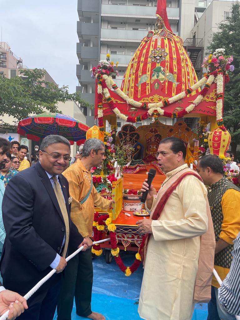 Ambassador <a href="/AmbSibiGeorge/">Amb Sibi George, Secretary (West), Bharat- India</a> joined Indian community in celebrating Shree Jagannath Rath Yatra at Kawasaki and participated in the traditional pulling of the chariot. #ConnectingHimalayaswithMountFuji