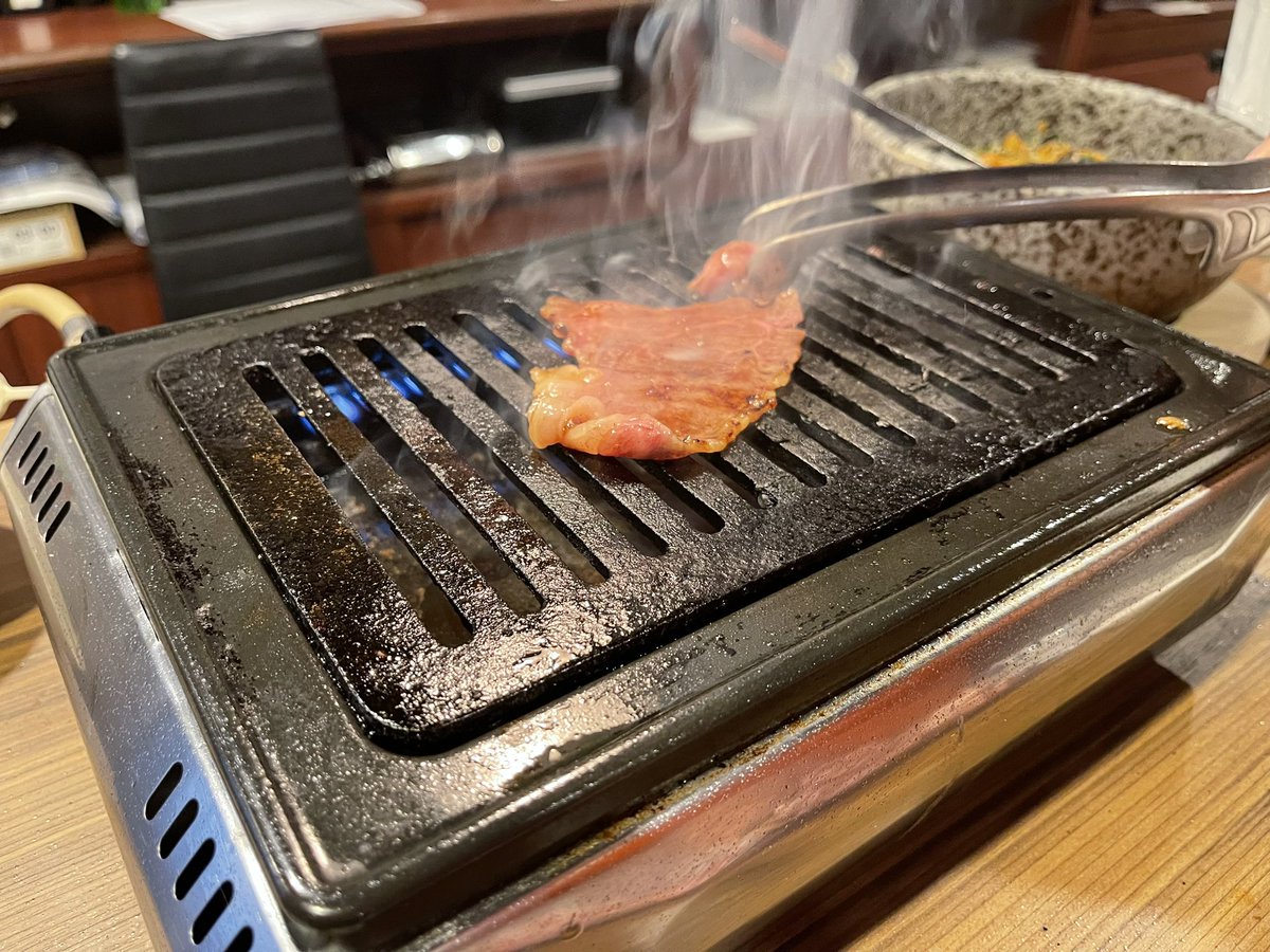 masako1609's tweet photo. 今日は月1のお歌披露
ありがとう
を熱唱( ^0^)¶～♪

その後最近お気にりの道の駅で
ソフト🍦ちゃんをペロリ

限定🍈パフェを食べない代わりに大きな🍈を2つゲット‼️

夜はお肉🍖
食べすぎで
幸せのパンパン😆
(お腹パンパンになるまで食べました)ただのデブにはなるぞ🐷と言われたー。楽しかった♥️ https://t.co/zvpz3eNSLz