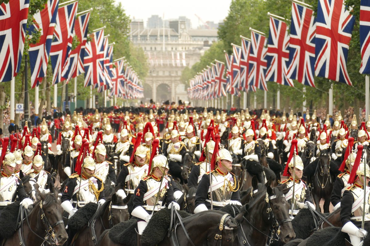 Today is @ArmedForcesDay, which forms part of #ArmedForcesWeek.

From training sessions to ceremonial events, we regularly welcome members of the armed forces into @theroyalparks 💂 

#ArmedForcesDay