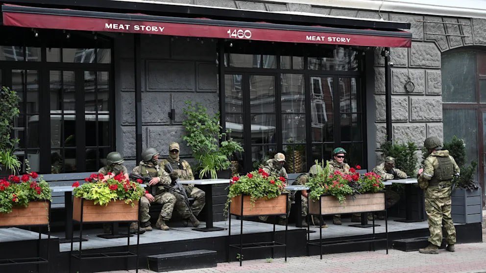 MichaelNewmann5's tweet photo. Service please?
#WagnerCoup #Rostov #Wagner https://t.co/G18UkHAI0J