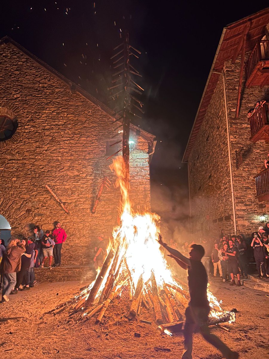 La bajada de antorchas es una de las tradiciones más antiguas de lo Pirineos. Ayer pude vivirlo de primera mano en Alins. Una experiencia muy recomendable. Feliz día de Sant Joan #fallesalins