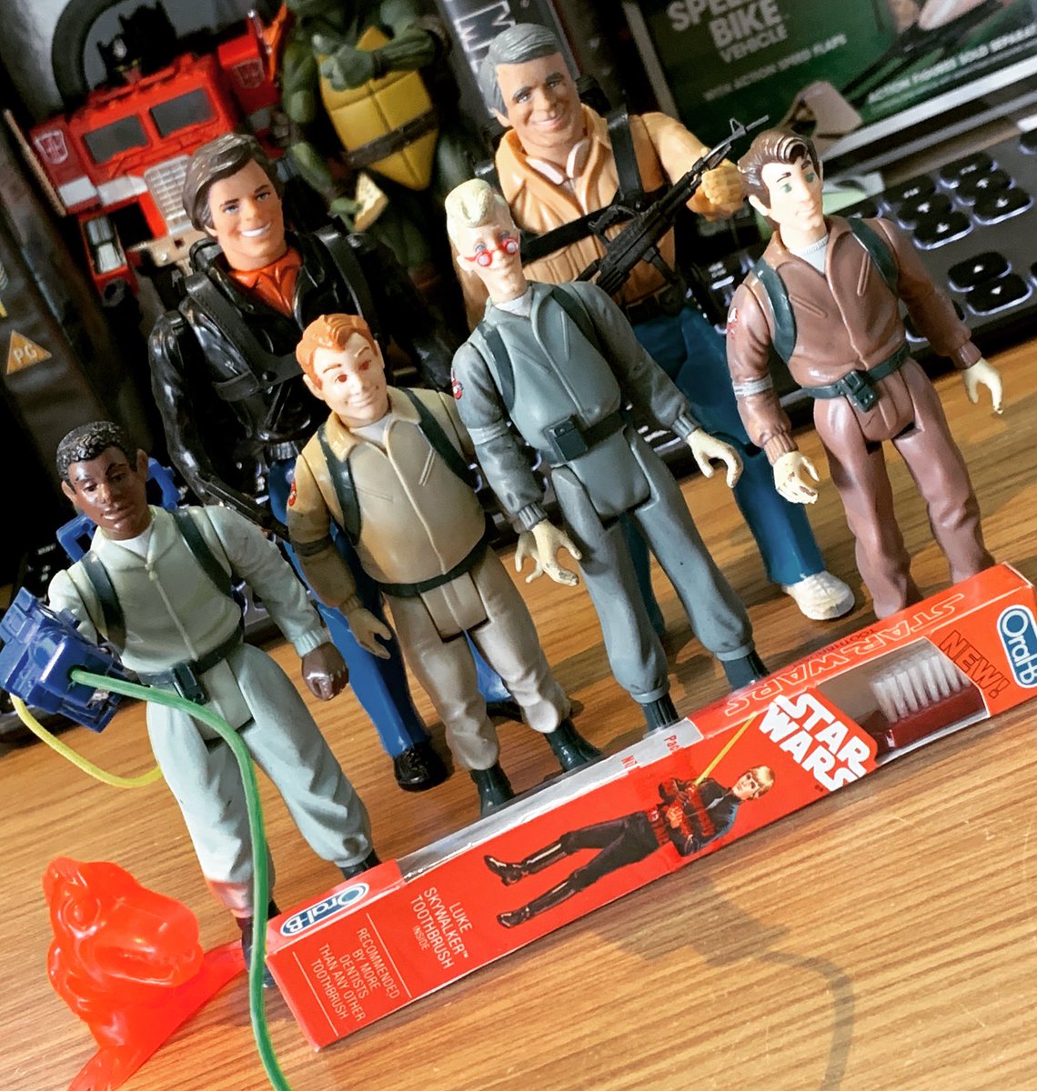 🕹️ Spent my Saturday morning at Knebworth Toy Fair - how could I resist picking up some vintage goodies only 30 minutes drive away?! A nice little haul and very happy to get that Star Wars toothbrush! 😄
#knebworthtoyfair #vintagetoys #retrotoys #kenner #hasbro