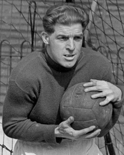 Over 100 apps in goal for #cafc since end of World War 2

Sam Bartram - 433
Nicky Johns - 322
Bob Bolder - 296
Dean Kiely - 248
Willie Duff - 231
Charlie Wright - 209
Mike Salmon - 175
Jeff Wood - 166
Ben Hamer - 121
John Dunn - 118
Rob Elliot - 109
Dillon Phillips - 102 https://t.co/DdMDO02II9