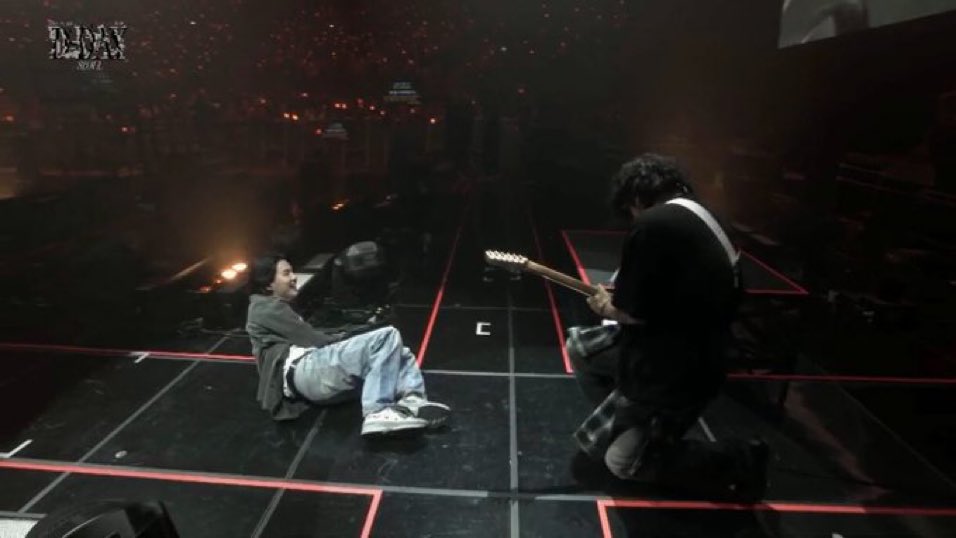 The guitarist just serenading for yoongi 
and YOONGI ON THE FLOOR SCREAMING AND KICKING HIS FEET