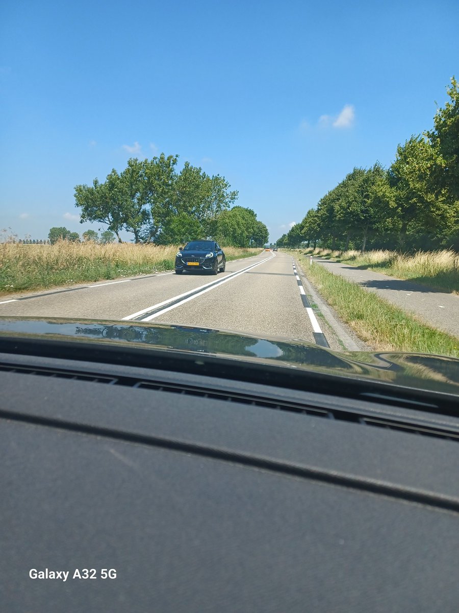 #verkeersveiligheid naast witte verf ook zwarte verf door <a href="/hollandsedelta/">waterschap Hollandse Delta</a> op #dirkselandsedijk