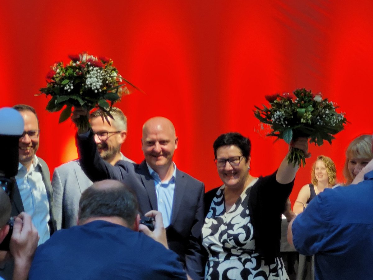 SPDqueerSachsen's tweet photo. Wir gratulieren den neuen und alten Landesvorsitzenden der @spdsachsen! Alles Gute @Kthrn_Mchl_SPD und @henninghomann! ❤️🏳️‍🌈🏳️‍⚧️ #saxlpt https://t.co/Lib8N2t63r