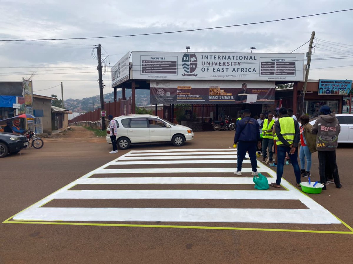 History Makers -Kansanga Campus on this one!
CITY WIDE SEED PROJET
 joined the community to repaint IUEA zebra crossing today.
#CaringForCommunity @watotoHM @watotochurch @edmwesigye @MwesigwaTonnie @brianabaho