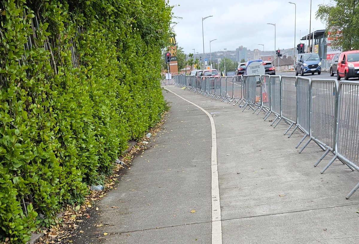 Nice of someone to sign off on blocking access on and off the cycle lane.

A difficult enough junction made more awkward 

<a href="/corkcitycouncil/">Cork City Council</a> ?