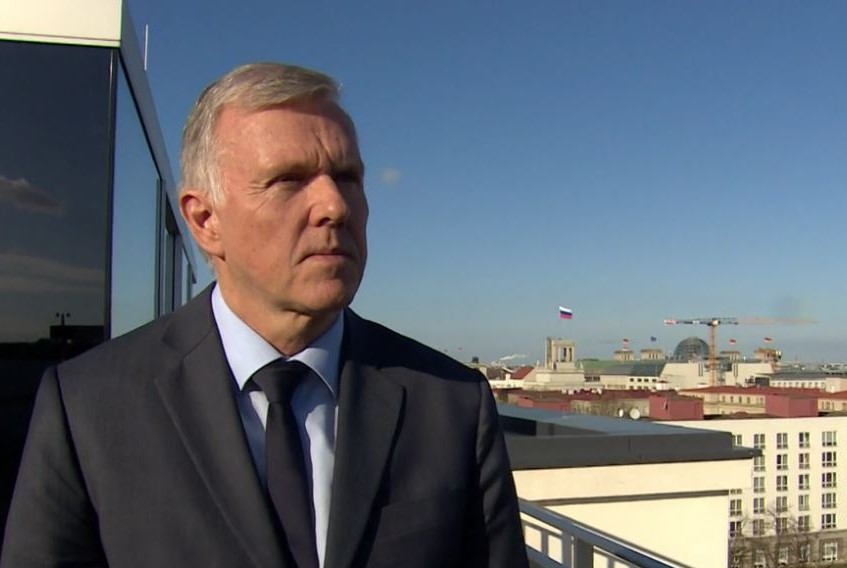 "Militärisch gesehen ist die Sache gelaufen. Meiner Einschätzung nach ist es nur noch eine Frage von ein paar Tagen oder Stunden. Es könnte jetzt zügig gehen, vor allem, wenn es gelingt, den Präsidenten zu verhaften und Russland eine Art Kapitulation unterschreibt."