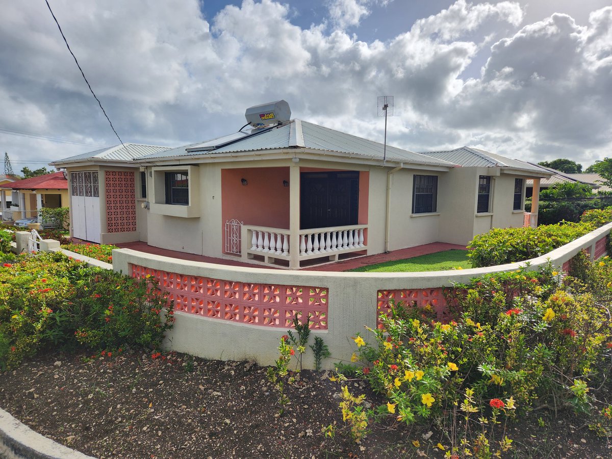 First viewing of the day!
3 bedroom 2 bath house located in Clermont.
7555 sq ft of land. Very well maintained home, being sold unfurnished. Asking price $520,000 BBD. Contact me if you would like more info or to schedule a viewing. Tel: 827-6652
#ListwithPoola #PoolaProperties