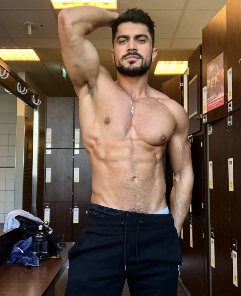 Ripe armpits after gym. Who wants to lick them clean?