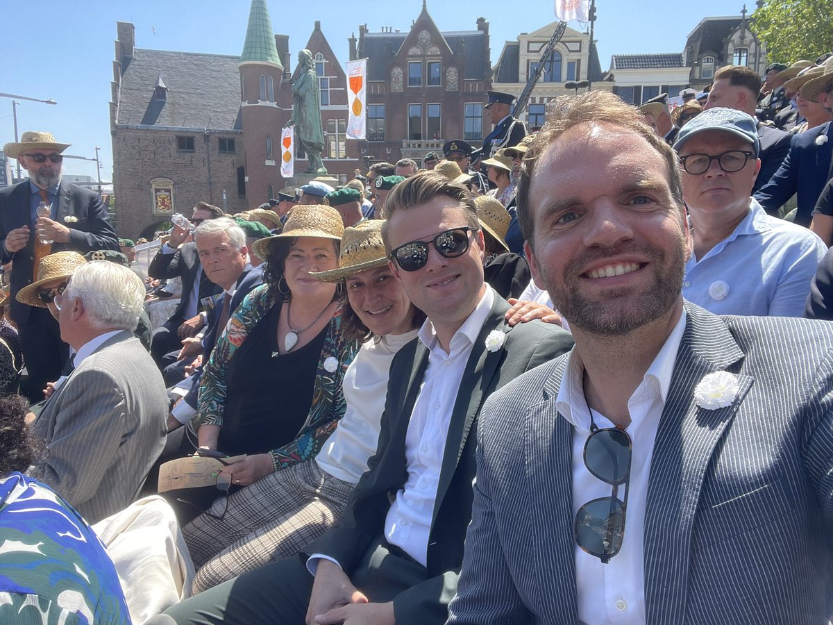 Met collega’s @pvalstar, @KatiPiri en @lientje1967 op de tribune bij het defilé. 

#Veteranendag