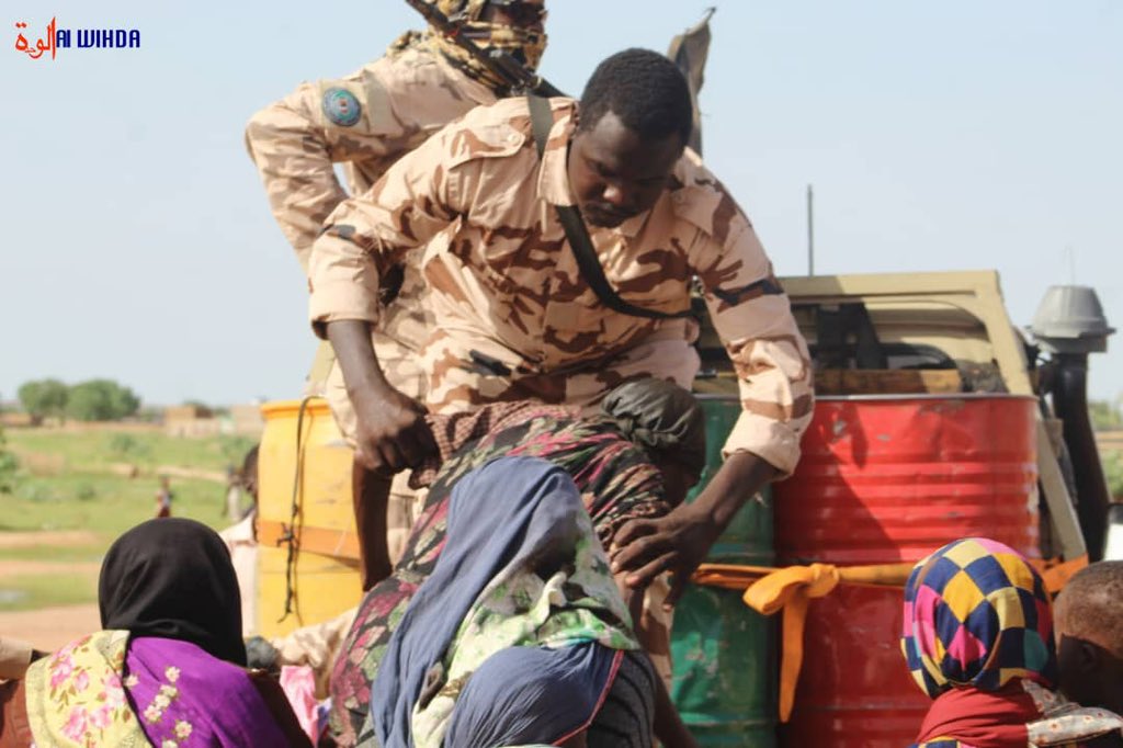 The Chadian army launches a rescue operation for refugees stranded across the border with Sudan by mobilizing several army trucks. More than 15,000 people were evacuated away from the border today. #Tchad 🇹🇩🇸🇩