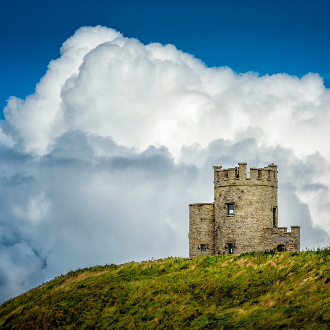 WildRoverTours's tweet image. ☁️☁️☁️Tower in the clouds☁️☁️☁️

📍O'Brien's Tower, The Cliffs of Moher 

Courtesy of no_limit-pictures 

#wildroverdaytours #obrienstower #thecliffsofmoher