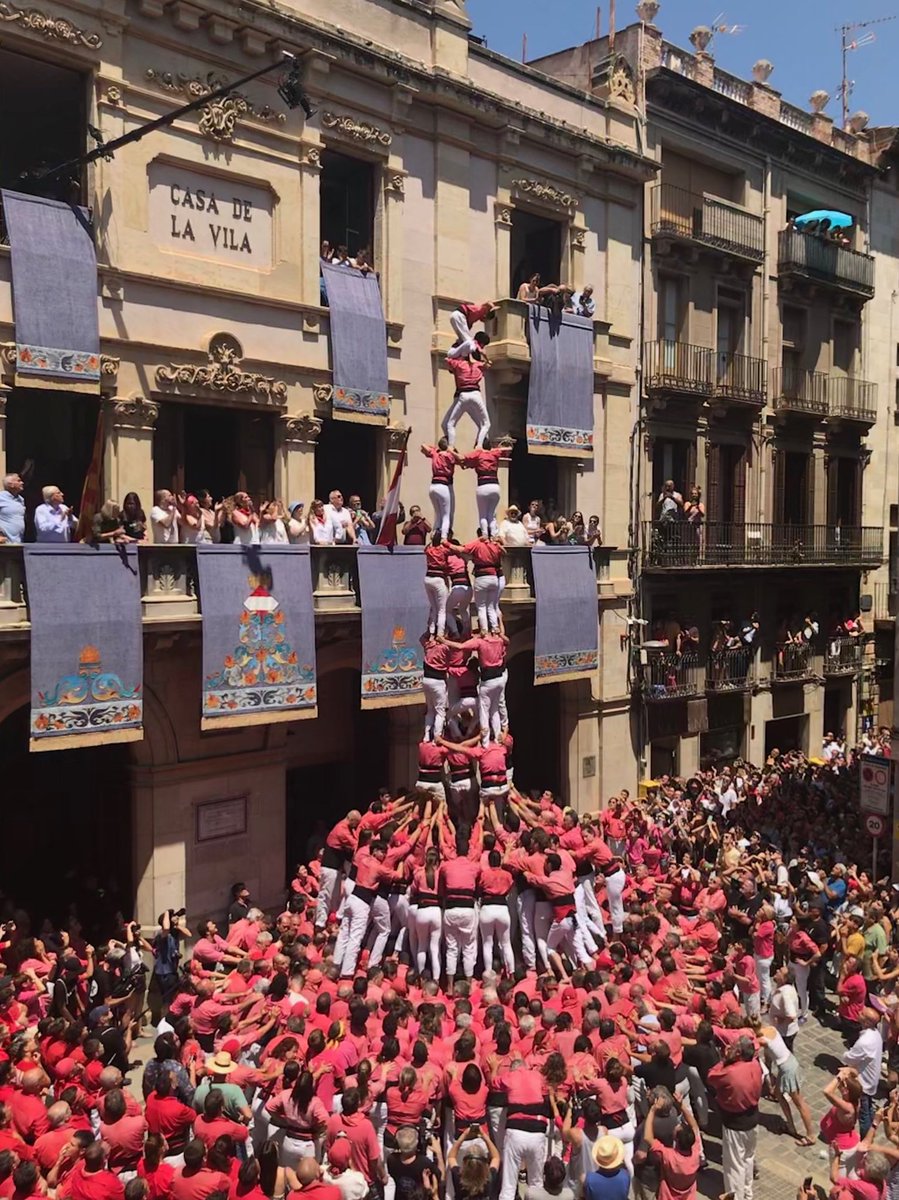 collavella's tweet photo. A la segona ronda per la Diada de Sant Joan, descarreguem el 4 de 9 amb folre i pilar!
#castells 
#ViulaFestaMajor amb la ⁦@collavella⁩ https://t.co/8EzbbwgPGb